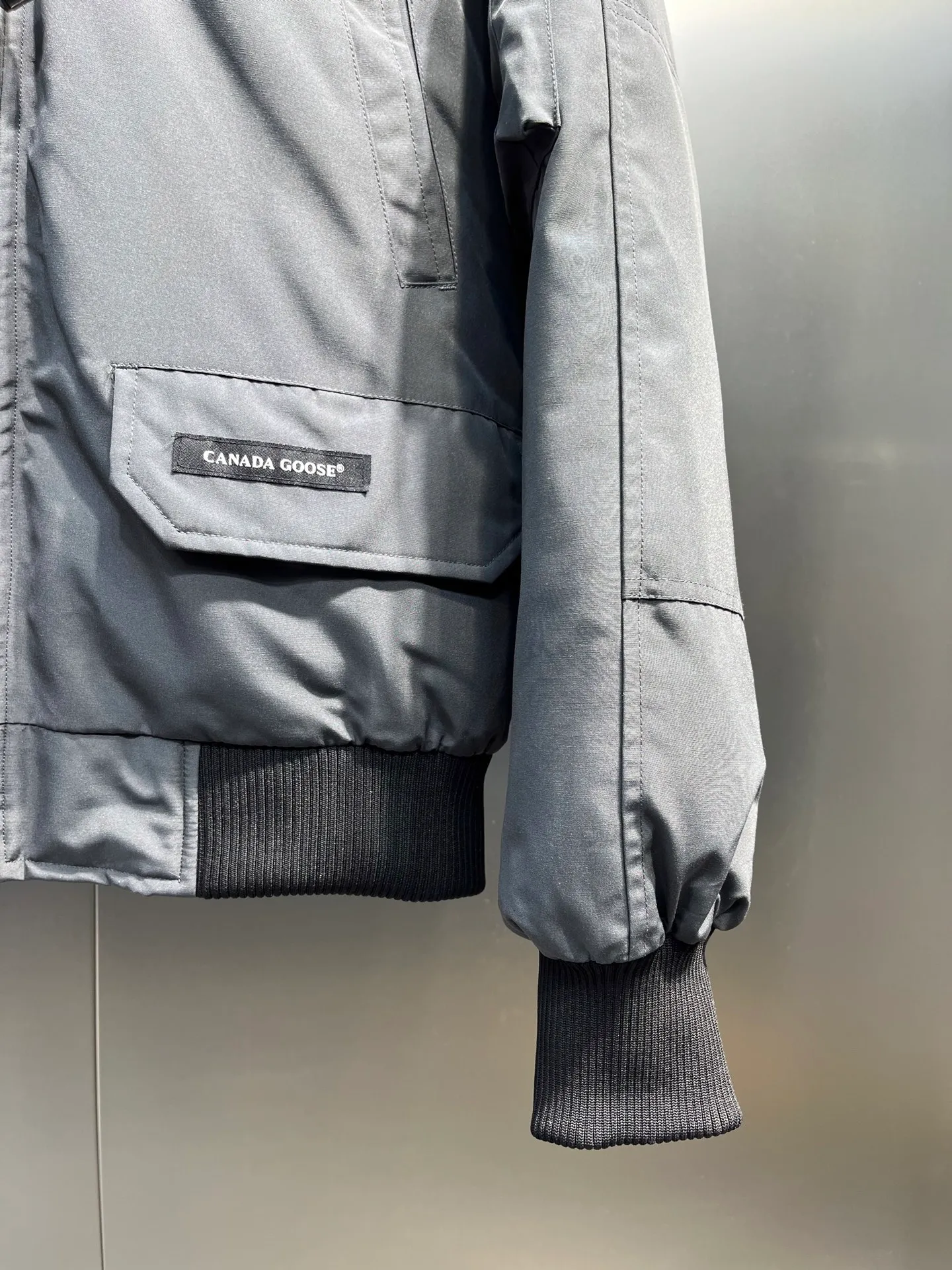 P720 high-end version (new version of Big Goose 01) Canada Goose Canada Goose #Chilliwack 7999M bomber jacket short down jacket/01 model #Men and Women Same Style# ➖ Genuine synchronous anti-counterfeiting chip sensor! ➖ Imported 21S polyester-cotton blended original fabric [last year’s 16S/18S hard fabrics have been completely eliminated, this year all use 21S genuine synchronous fabrics, the soft mid-strap feels delicate and textured], genuine synchronous Feather-Light 10D waterproof coating fabric, made of 84.5 polyester fiber and 15.5 cotton, 100% the best feel in the entire network! ➖ The genuine official website is synchronized with the national standard 80 white duck down, you can check the official website customer service, there will never be a series of misleading claims such as 90 down or goose down! ➖ Using the best nylon lining with double double-layer sealing design, velvet-proof No. 7 needle + grid-filled down ready-made garments, there is 100% no so-called velvet running! ➖ The cuffs are designed with thickened seamless threads, and the collar and pockets are lined with top-quality polar fleece to keep you warm and comfortable! ➖ Yoshida YKK provides original custom-made electroplated sliders. YKK two-way lockable zippers are tight and smooth and will not peel off paint! ➖ 3M composite guarantees that the Velcro is the same as the original, durable, and all accessories and hardware are custom-made! ➖ Imported BEHRINGER embroidery machine to customize the 10,000-needle embroidery logo, 98% of which can be reproduced to restore the original logo. You can check and compare on the official website! ➖ The fur collars are all made of large pieces of Western Canadian blue wolf hide, ensuring that each fur collar is 13-15cm wide!   Size:XS-XXL